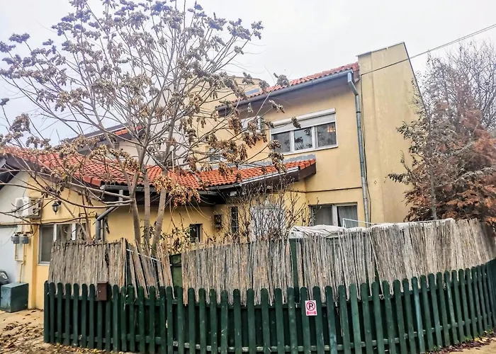 Вилла House With A Garden In Pipera Бухарест